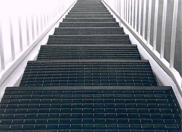 Sicherheitstreppe mit rutschfesten Gitterrost-Stufen made by SOLA
