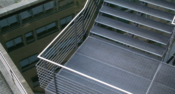 exklusive Treppenanlage mit Trittschalldämmung als Fußgängerbrücke über die B312 in Reutlingen