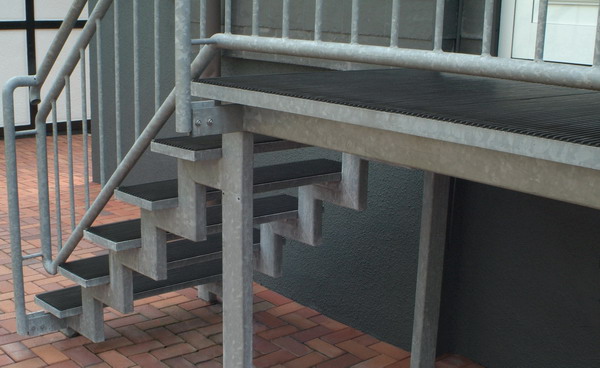 freitragende Sicherheits-Gitterrost-Treppenstufe nach Maß made by SOLA