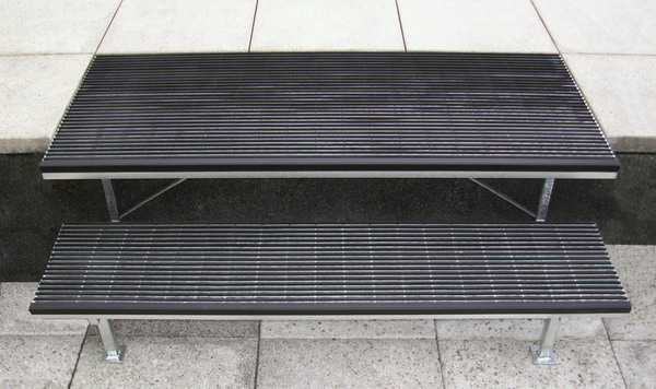 Podest und Sicherheitsstufe – beide mit Longlife-Antrittskante – bilden den Zugang zu einer leicht erhöhten Terrasse