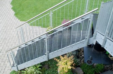 rutschfeste Gitterrost-Terrassentreppe mit Sicherheitsstufen